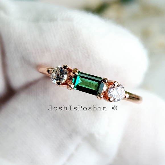 Three stone emerald ring in rose gold over sterling silver - Picture 8 of 11